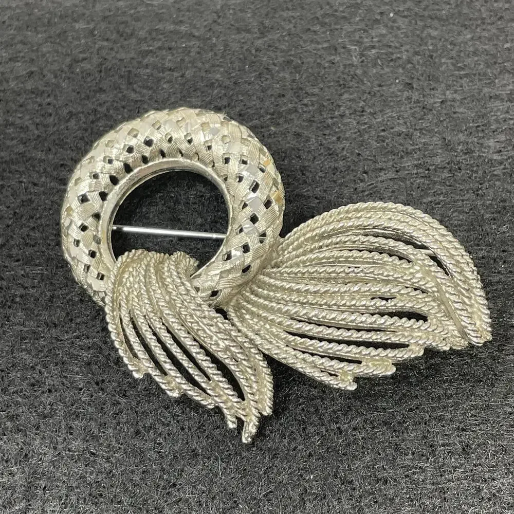 BSK Vintage Brooch Silver Tone Metal Openwork Ring With Textured Rope Spray